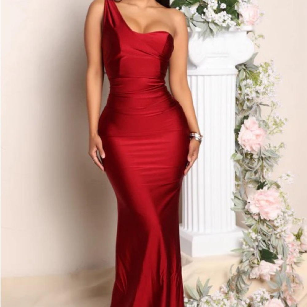 Elegant Red One-Shoulder Evening Dress